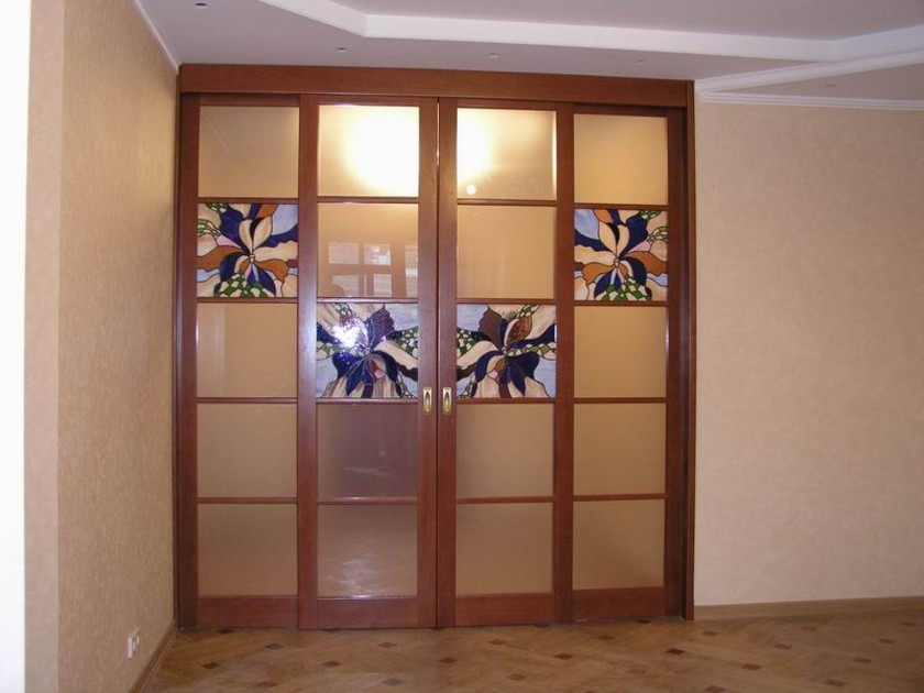 Перегородка с цветными стеклянными вставками Шымкент