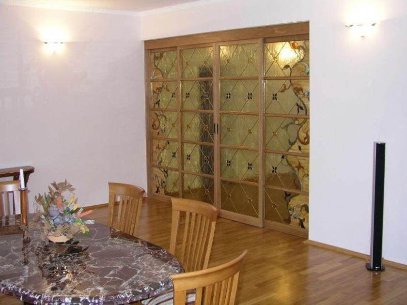 Перегородка для гостиной с цветным стеклом и декоративными вставками Шымкент