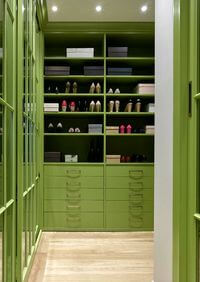 Г-образная гардеробная комната в зеленом цвете Шымкент