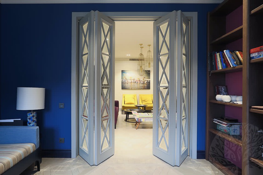 Двери гармошка  для гостиной со стеклами с разделителями Шымкент