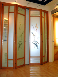 Двери гармошка с матовым рисунком цветок Шымкент
